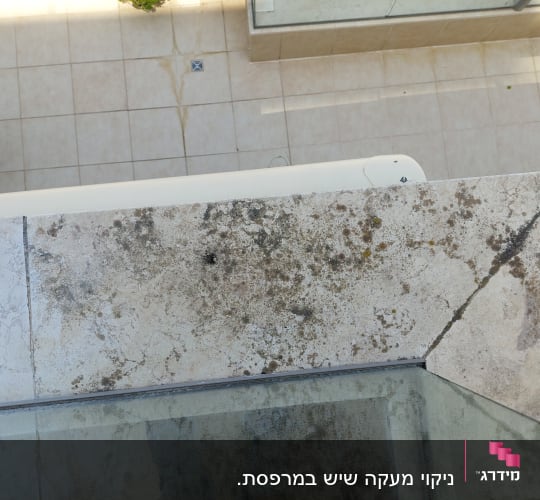 משטח אבן מלוכלך עם כתמים כהים